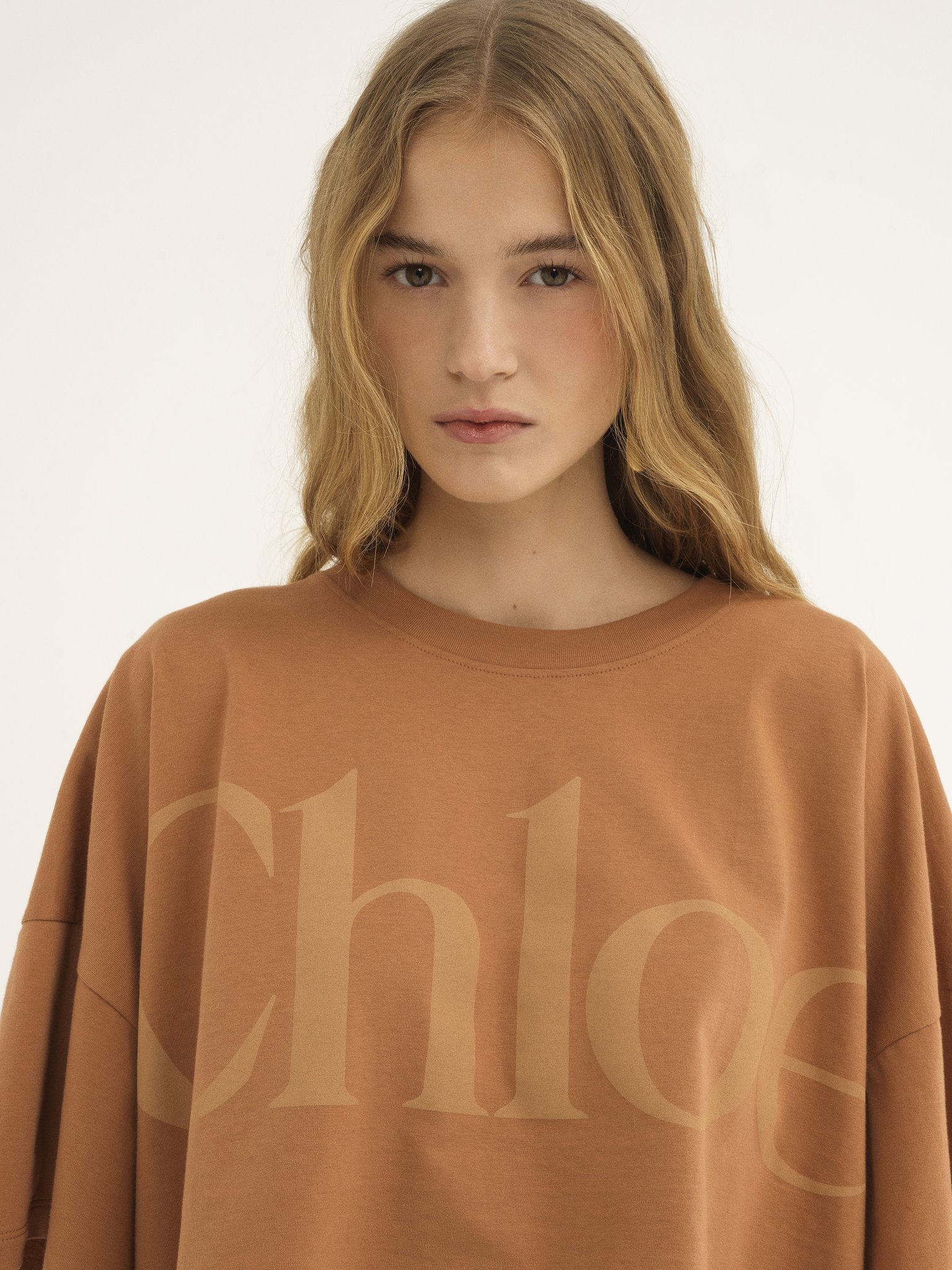 Cropped boxy logo T-shirt in cotton jersey Signature cotton jersey
Orange Rust Front view of the product being worn