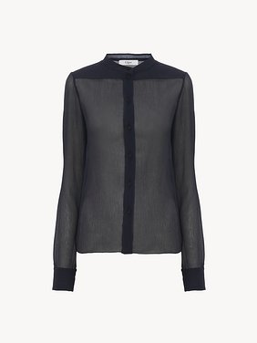 Slim-fit collarless blouse in silk crêpon Organic silk crêpon
Graphite Blue