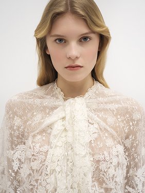 Front-tie cape top in floral lace Floral lace embroidery
Iconic Milk Front view of the product being worn