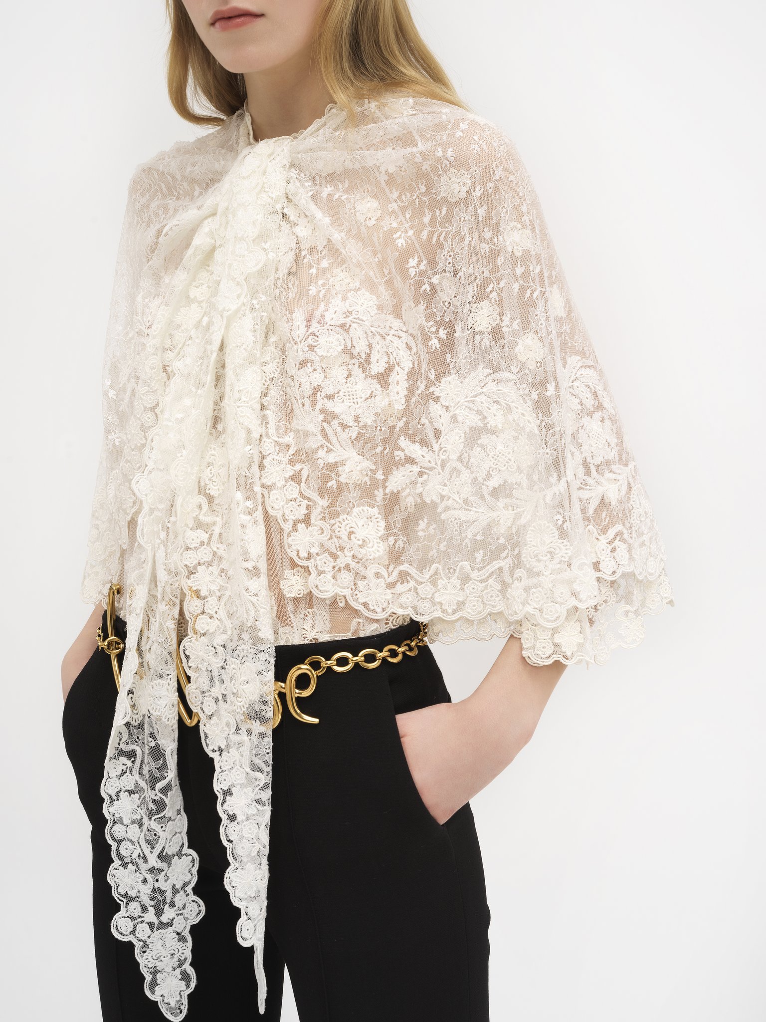 Front-tie cape top in floral lace Floral lace embroidery
Iconic Milk Front view of the product being worn