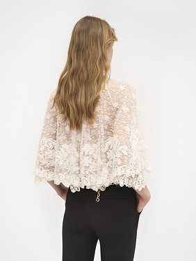 Front-tie cape top in floral lace Floral lace embroidery
Iconic Milk Top view of the product