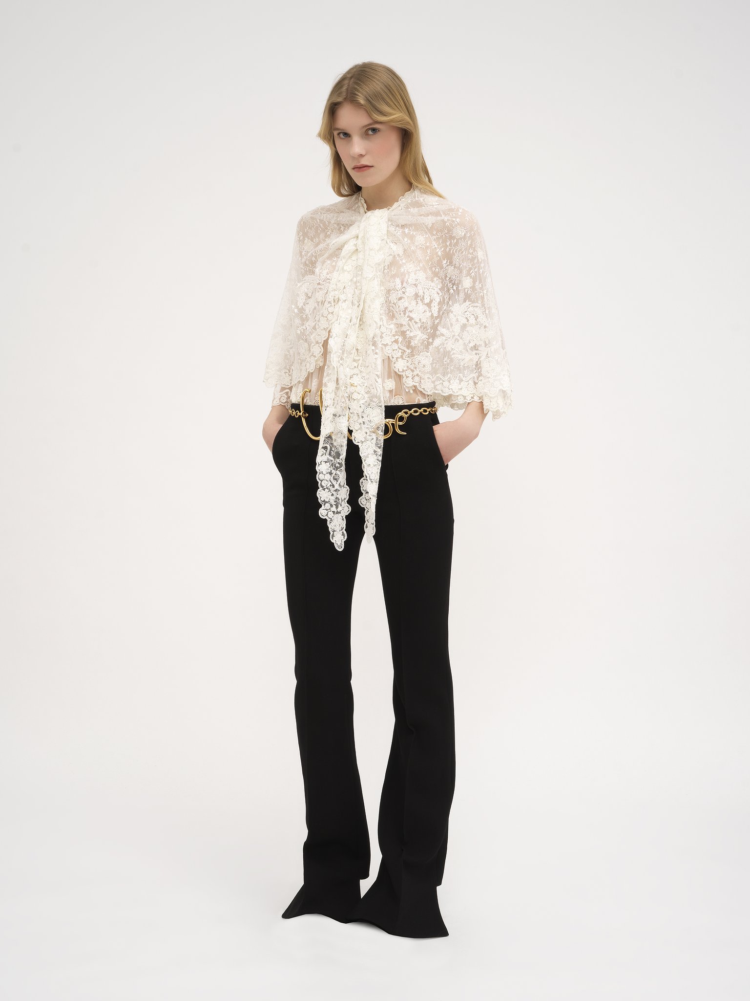 Front-tie cape top in floral lace Floral lace embroidery
Iconic Milk Back view of the product