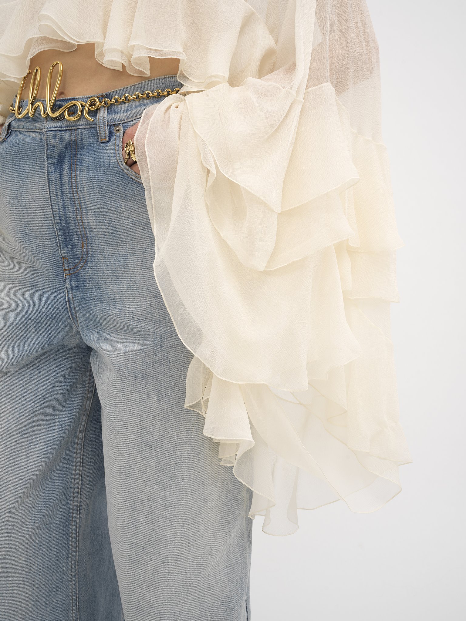 High-low ruffle top in silk mousseline Organic silk mousseline
Whisper White Front view of the product being worn