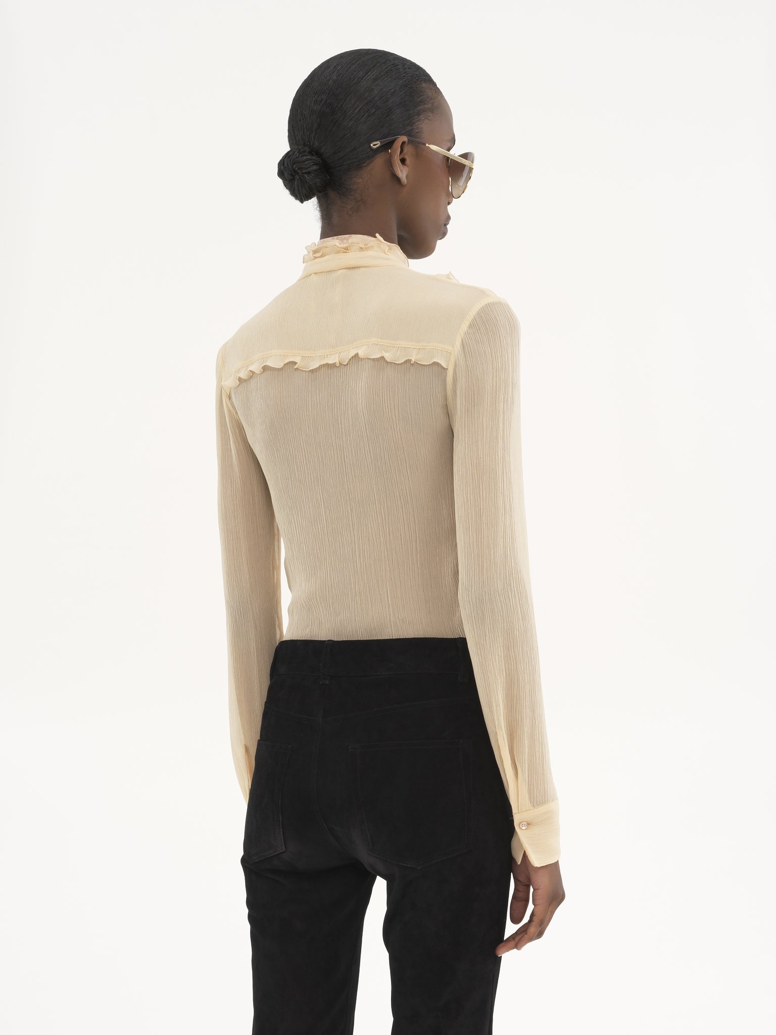 Ruffled fitted blouse in silk crêpon Iconic organic silk crêpon
Light Sand Top view of the product