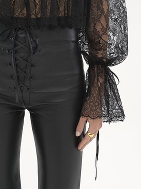 V-neck cropped top in lace Floral lace
Black 