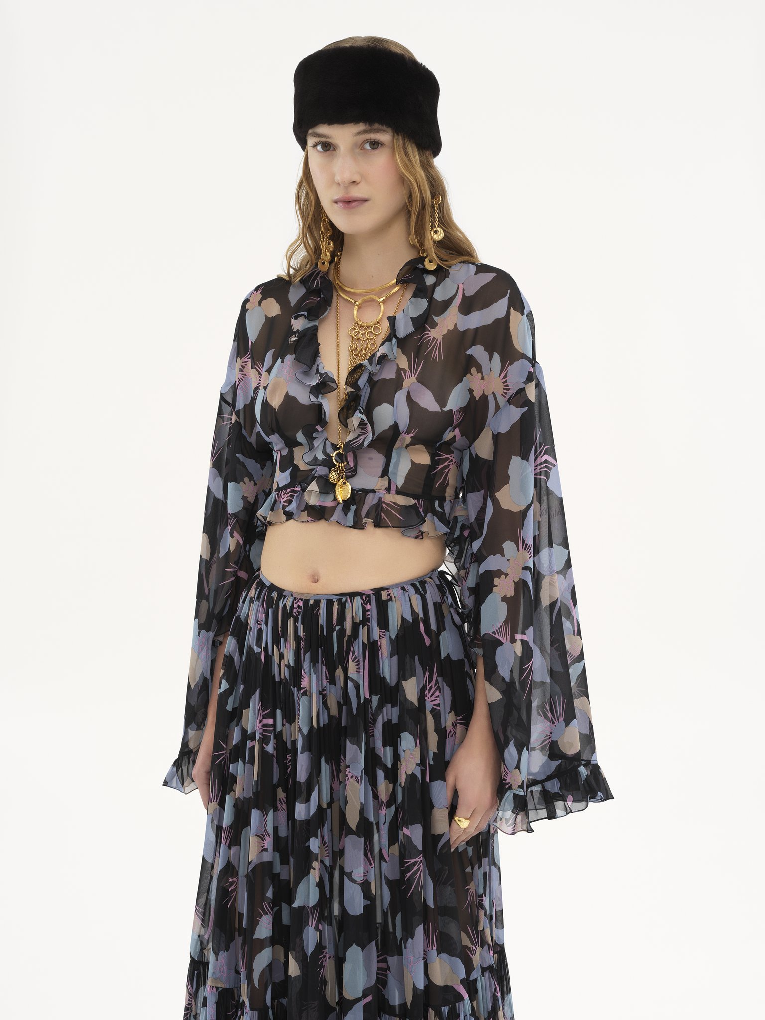 Cropped V-neck top in silk georgette Floral print on organic silk georgette
Black Product detail