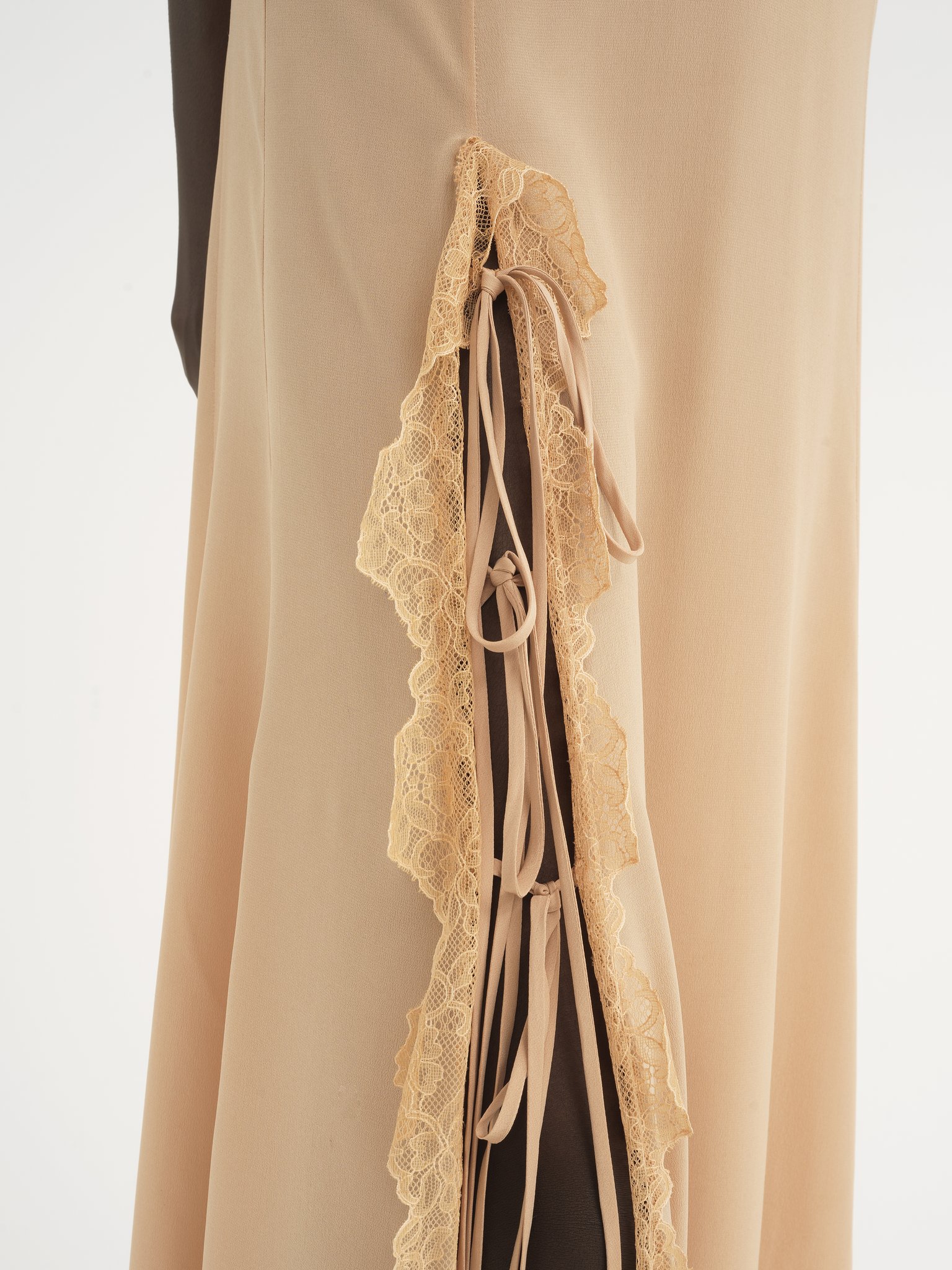 Lingerie halterneck dress in silk Organic crêpe de chine
Sand Brown Front view of the product being worn