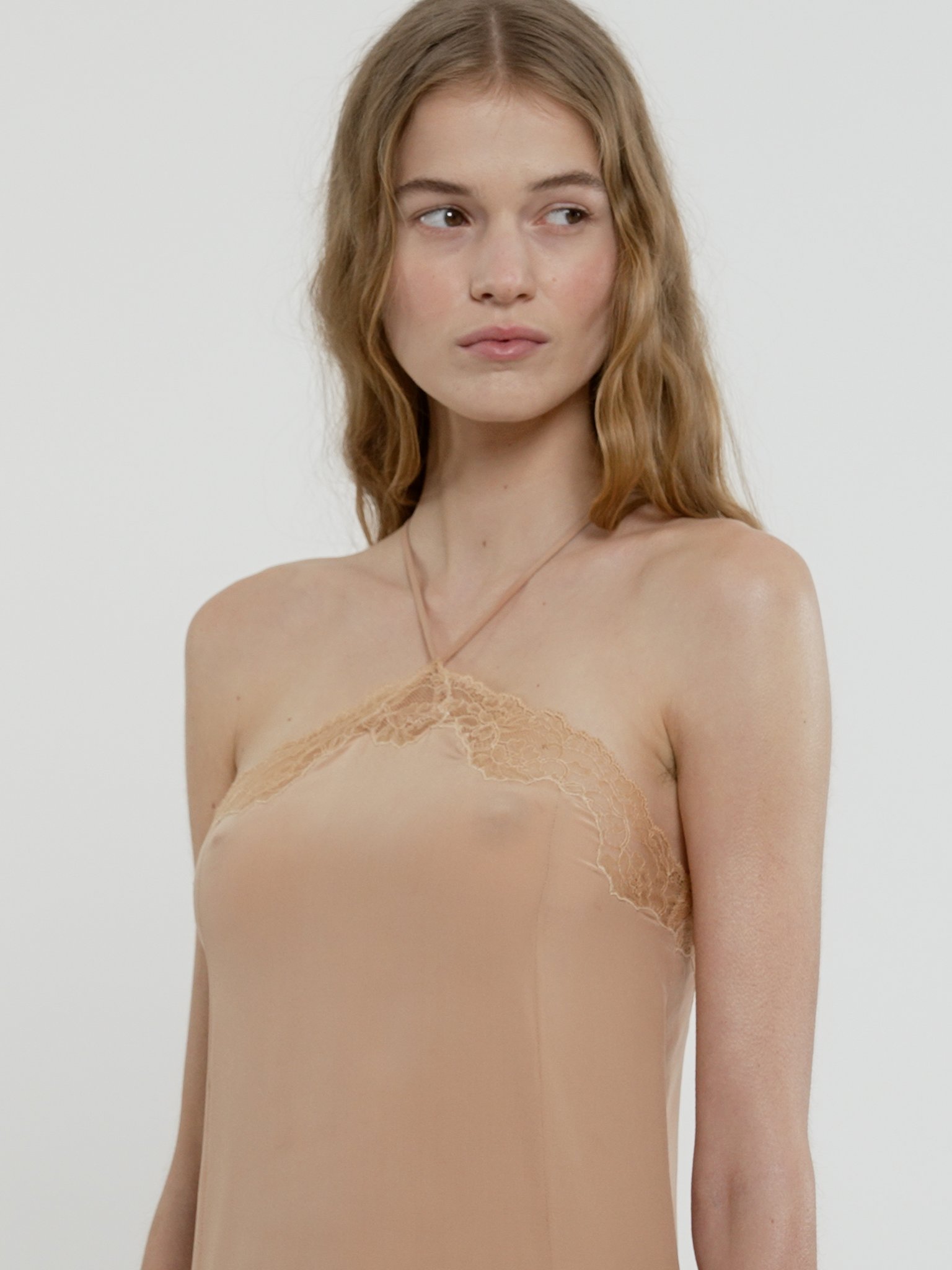 Lingerie halterneck dress in silk Organic crêpe de chine
Sand Brown [*** acc_altImage_shotV ***]