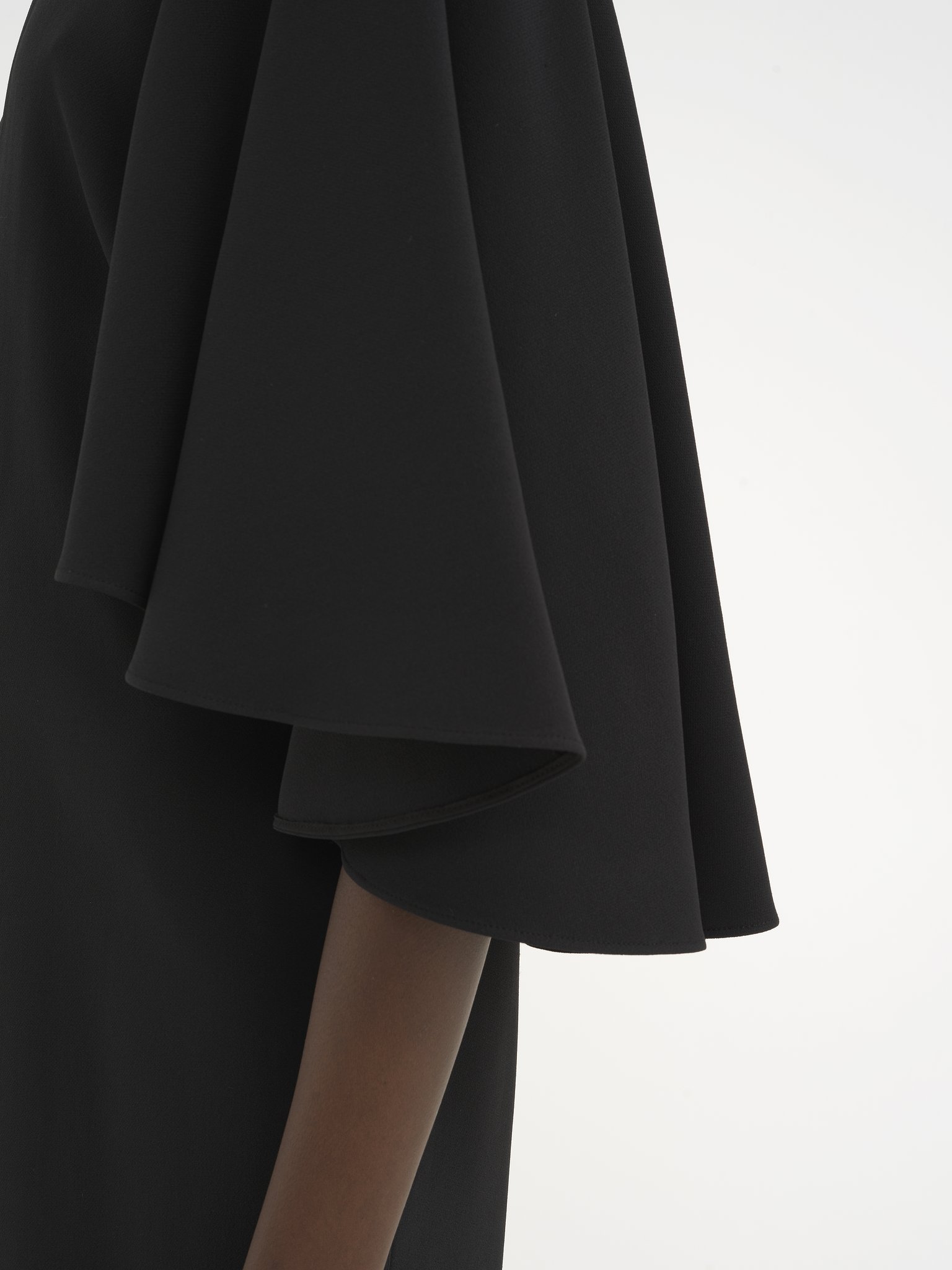 Short cape dress in viscose crêpe Viscose crêpe jersey
Black 