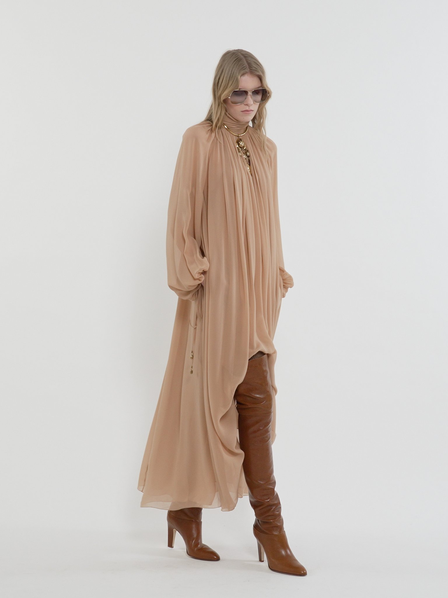 Mock-neck gathered long dress in silk georgette Organic silk georgette
Sand Brown [*** acc_altImage_shotV ***]