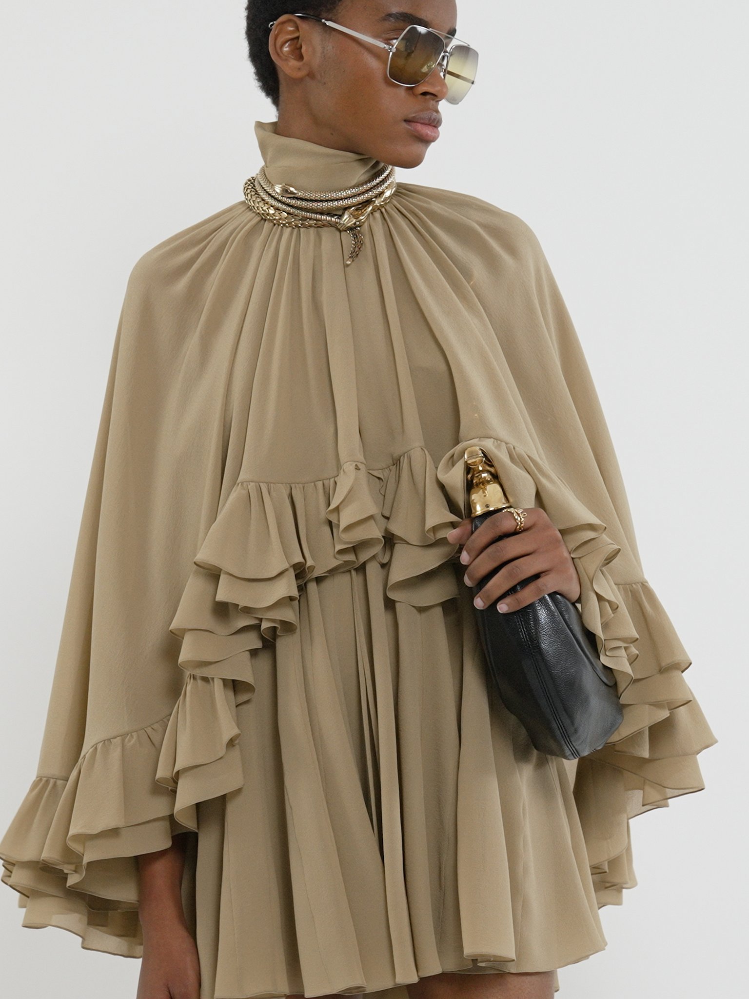 Mini cape dress in silk georgette Organic silk georgette
Foggy Khaki [*** acc_altImage_shotV ***]