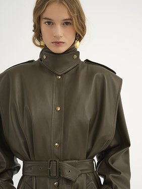 Oversized blouson jacket in leather Plongé nappa leather
Biscotti Brown Front view of the product being worn