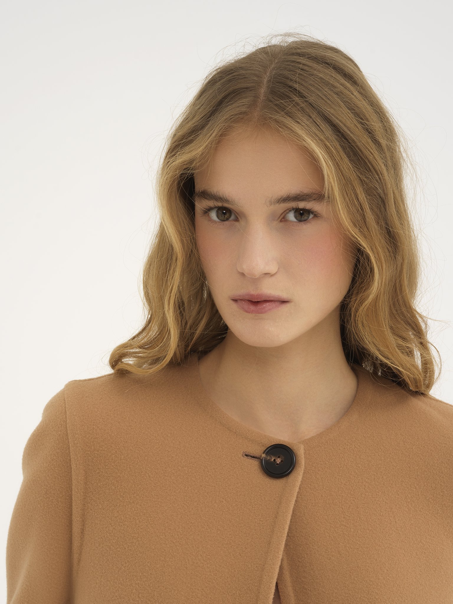 Cape coat in wool & cashmere Lower-impact double-face wool & cashmere
Soft Tan Front view of the product being worn