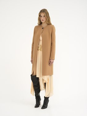 Cape coat in wool & cashmere Lower-impact double-face wool & cashmere
Soft Tan Product detail