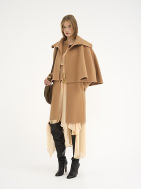 Cape coat in wool & cashmere Lower-impact double-face wool & cashmere
Soft Tan Back view of the product