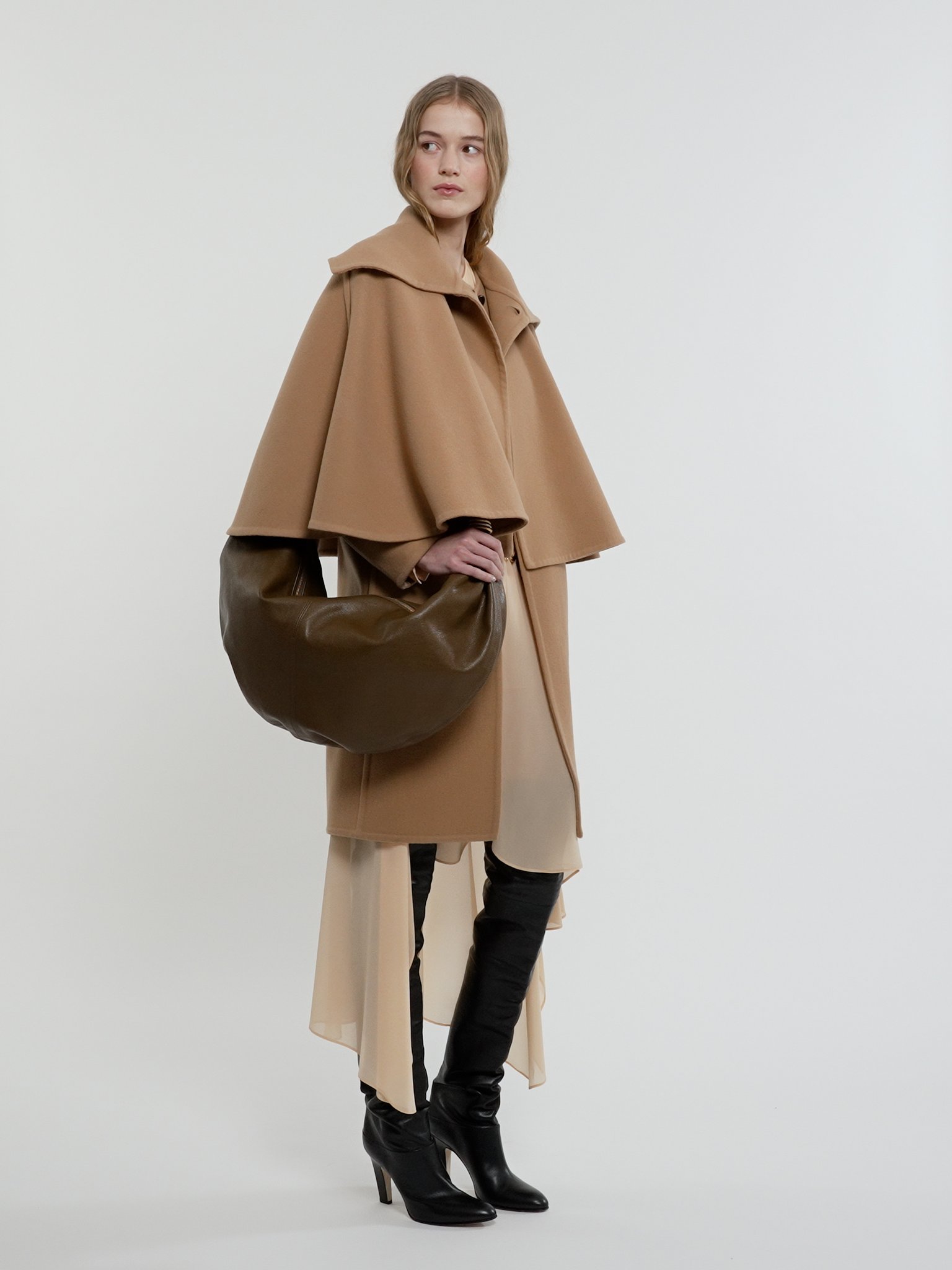 Cape coat in wool & cashmere Lower-impact double-face wool & cashmere
Soft Tan [*** acc_altImage_shotV ***]