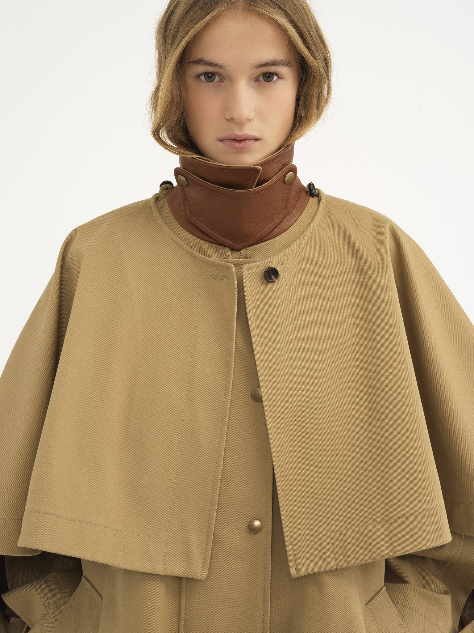 Parka in cotton gabardine with cape Cotton gabardine
Past Khaki Product detail