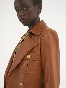 Utilitarian trench coat in soft leather Glossy leather
Caramelo Front view of the product being worn