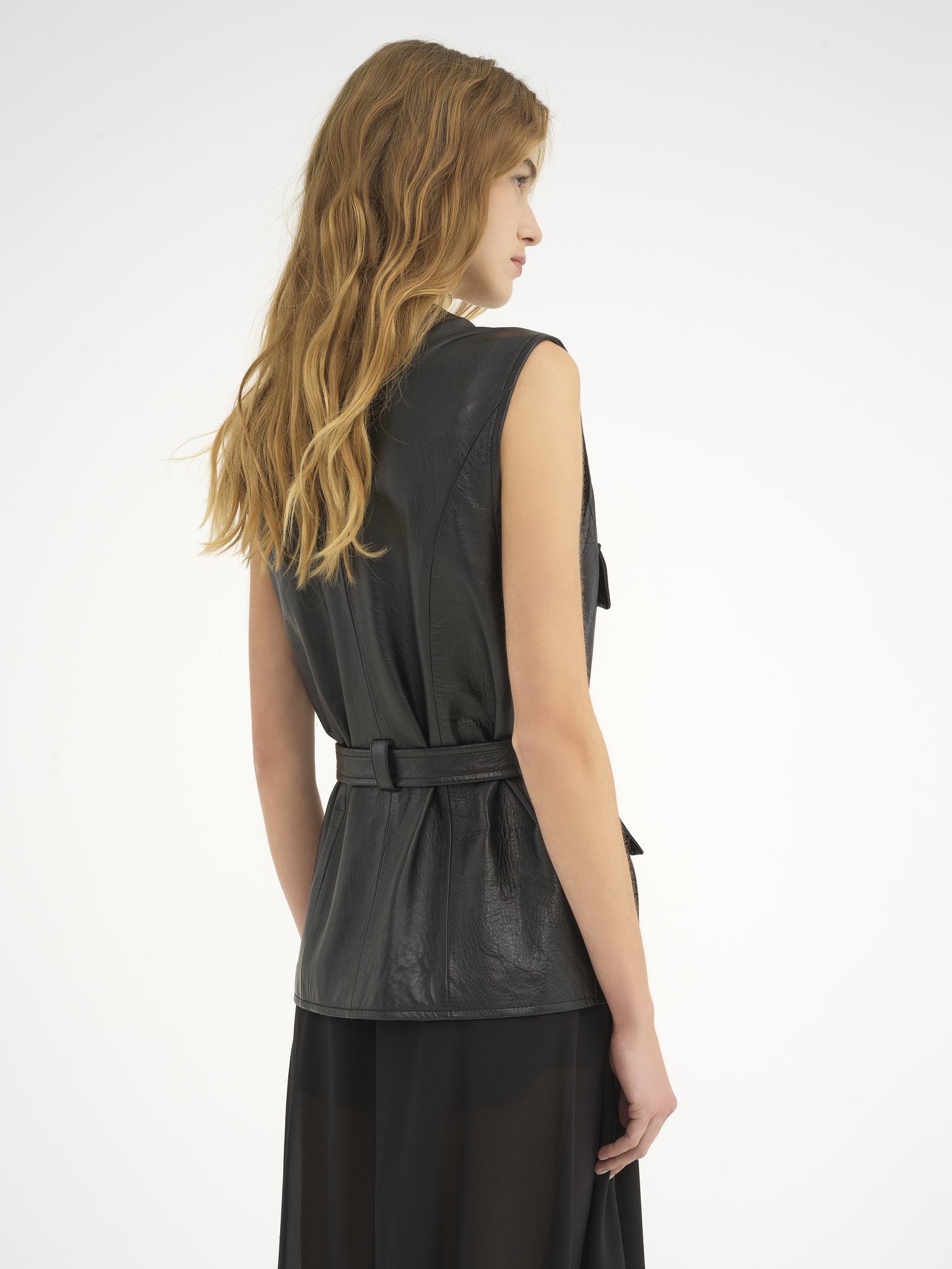 Utilitarian vest in soft leather Glossy leather
Black Top view of the product