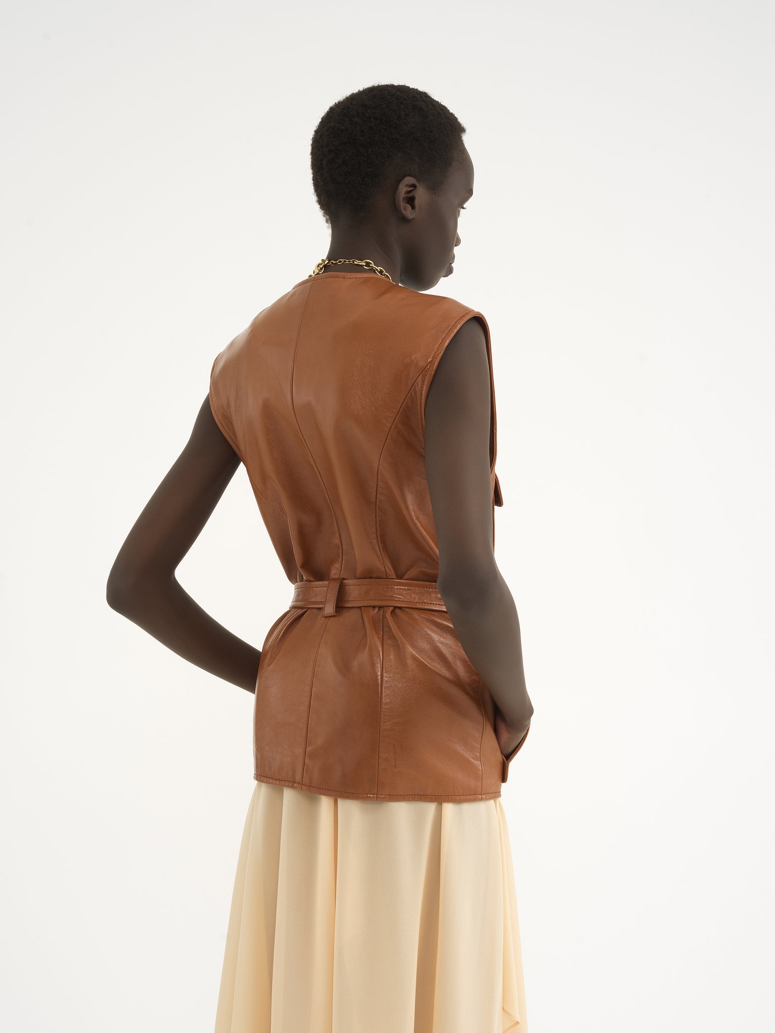 Utilitarian vest in soft leather Glossy leather
Caramelo 