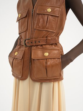 Utilitarian vest in soft leather Glossy leather
Caramelo 