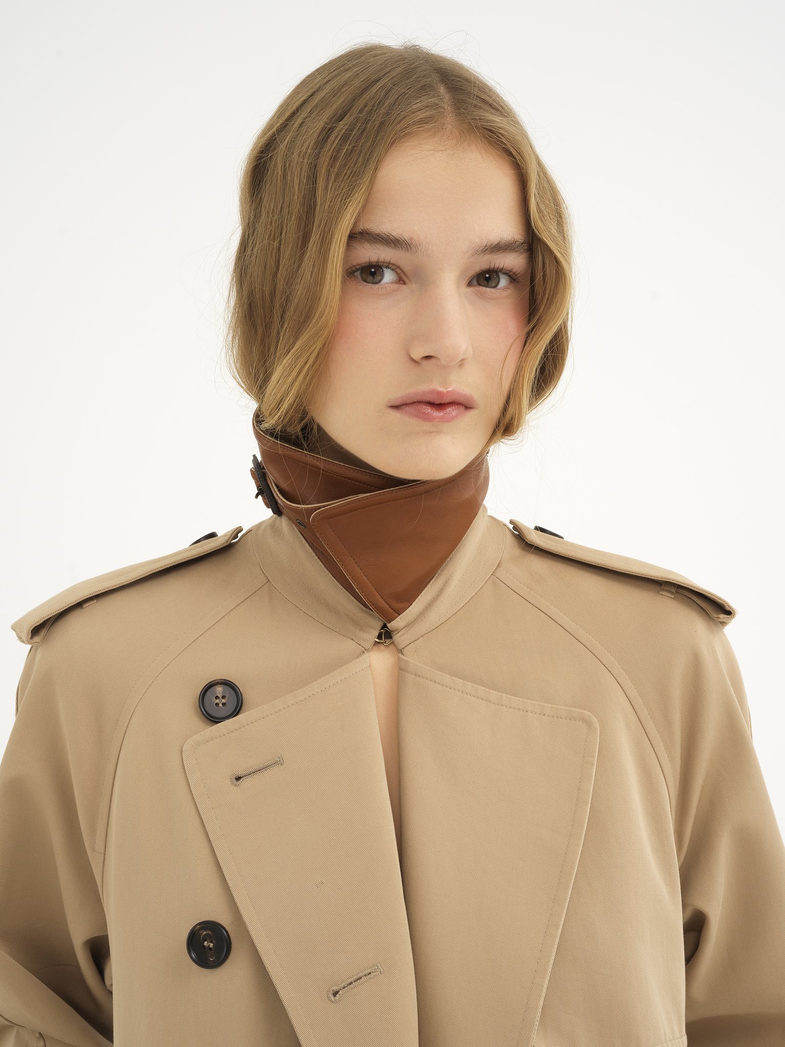 Classic trench coat in cotton gabardine with cape Organic soft cotton gabardine
Worn Brown Front view of the product being worn