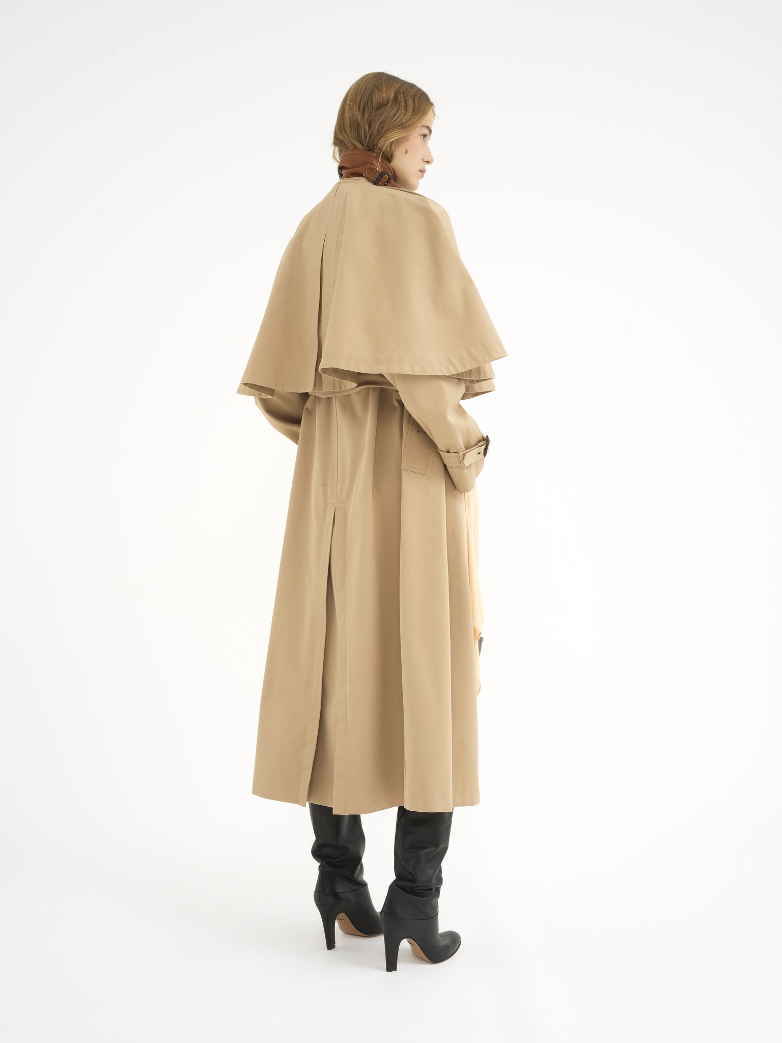 Classic trench coat in cotton gabardine with cape Organic soft cotton gabardine
Worn Brown Top view of the product