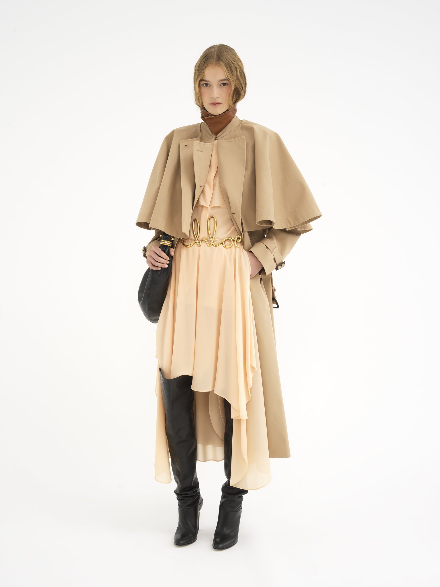 Classic trench coat in cotton gabardine with cape Organic soft cotton gabardine
Worn Brown Back view of the product