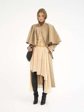 Classic trench coat in cotton gabardine with cape Organic soft cotton gabardine
Worn Brown Back view of the product