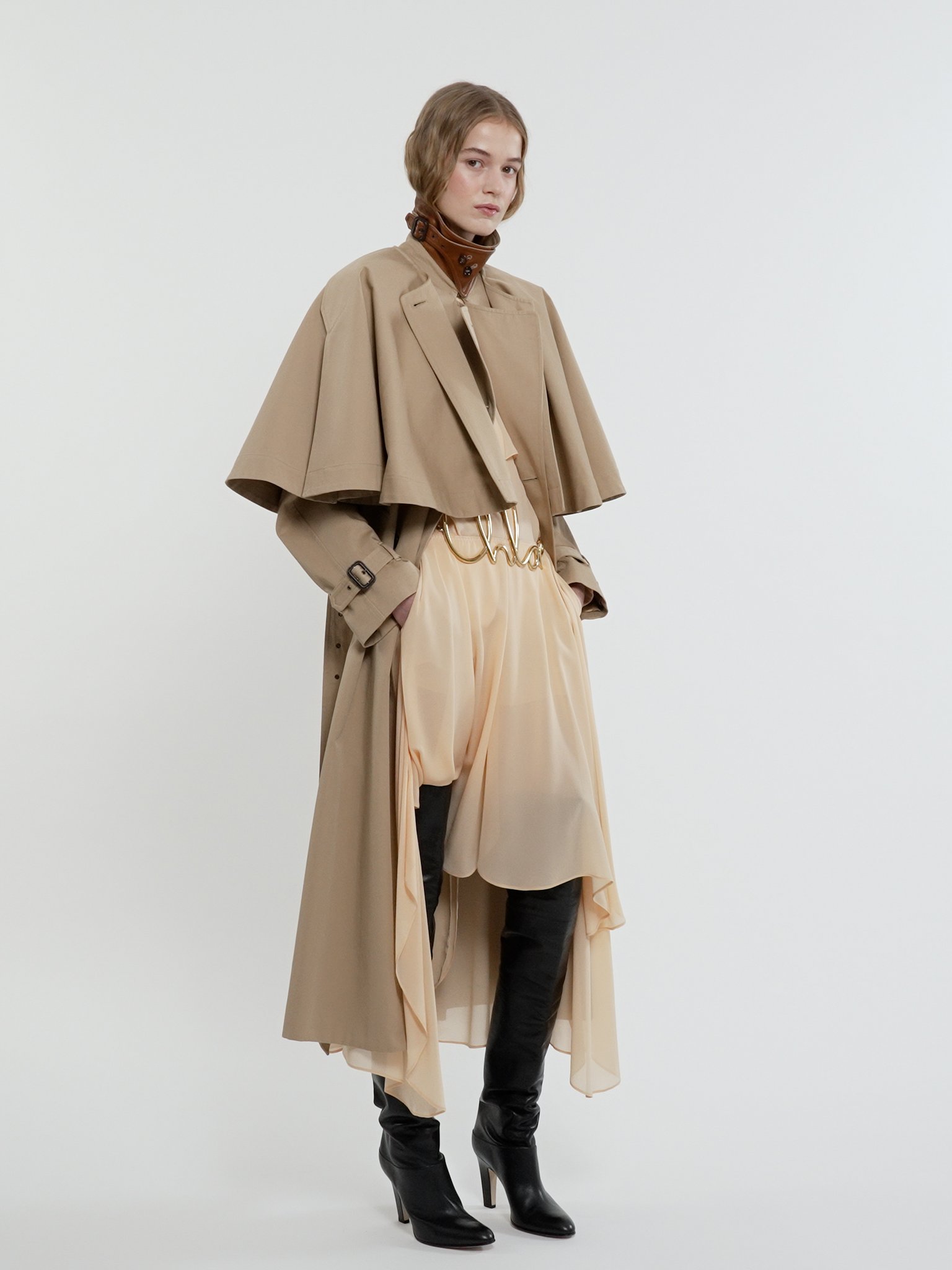 Classic trench coat in cotton gabardine with cape Organic soft cotton gabardine
Worn Brown [*** acc_altImage_shotV ***]