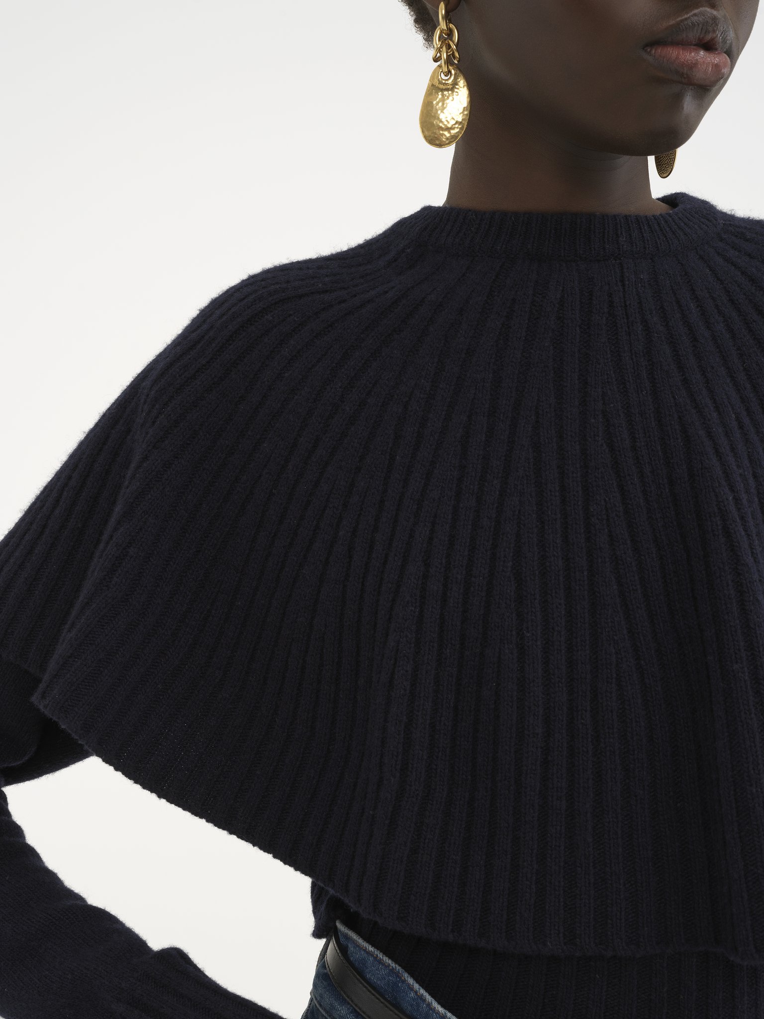 Cape sweater in wool & cashmere Lower-impact wool & cashmere knit
Classic Navy Front view of the product being worn