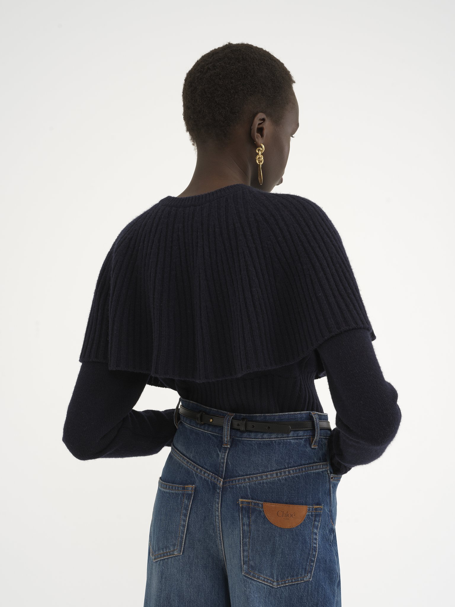 Cape sweater in wool & cashmere Lower-impact wool & cashmere knit
Classic Navy Top view of the product