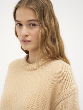 Oversized knitted sweater in cashmere & cotton Cashmere & cotton knit
Ultimate Nude Front view of the product being worn