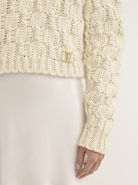 Cropped intarsia knitted sweater in wool blend Wool, silk & cashmere aran knit
Iconic Milk Front view of the product being worn