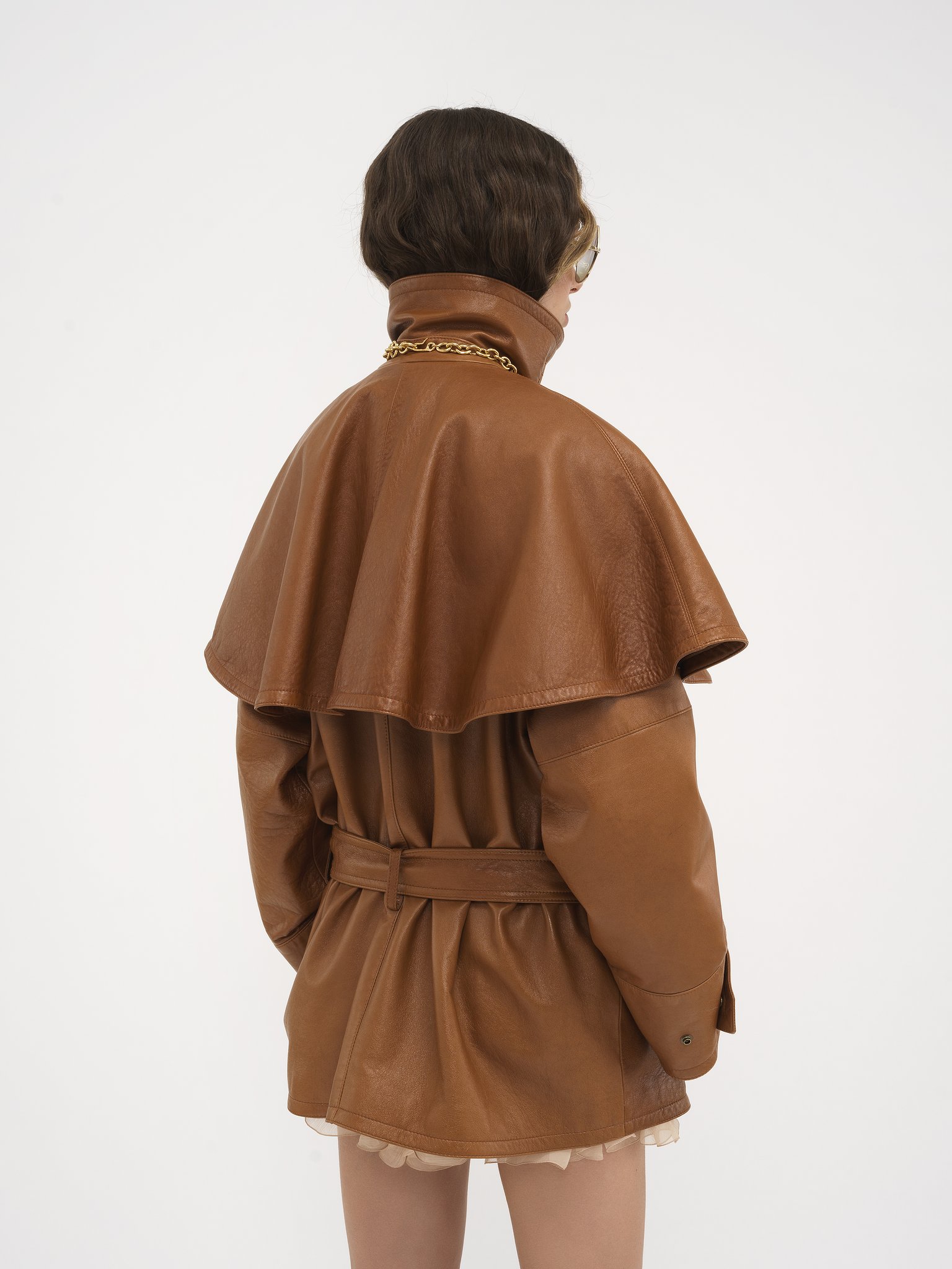 Short cape trench coat in soft glossy leather Soft glossy leather
Ochre Delight Top view of the product