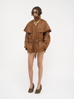 Short cape trench coat in soft glossy leather Soft glossy leather
Ochre Delight Back view of the product