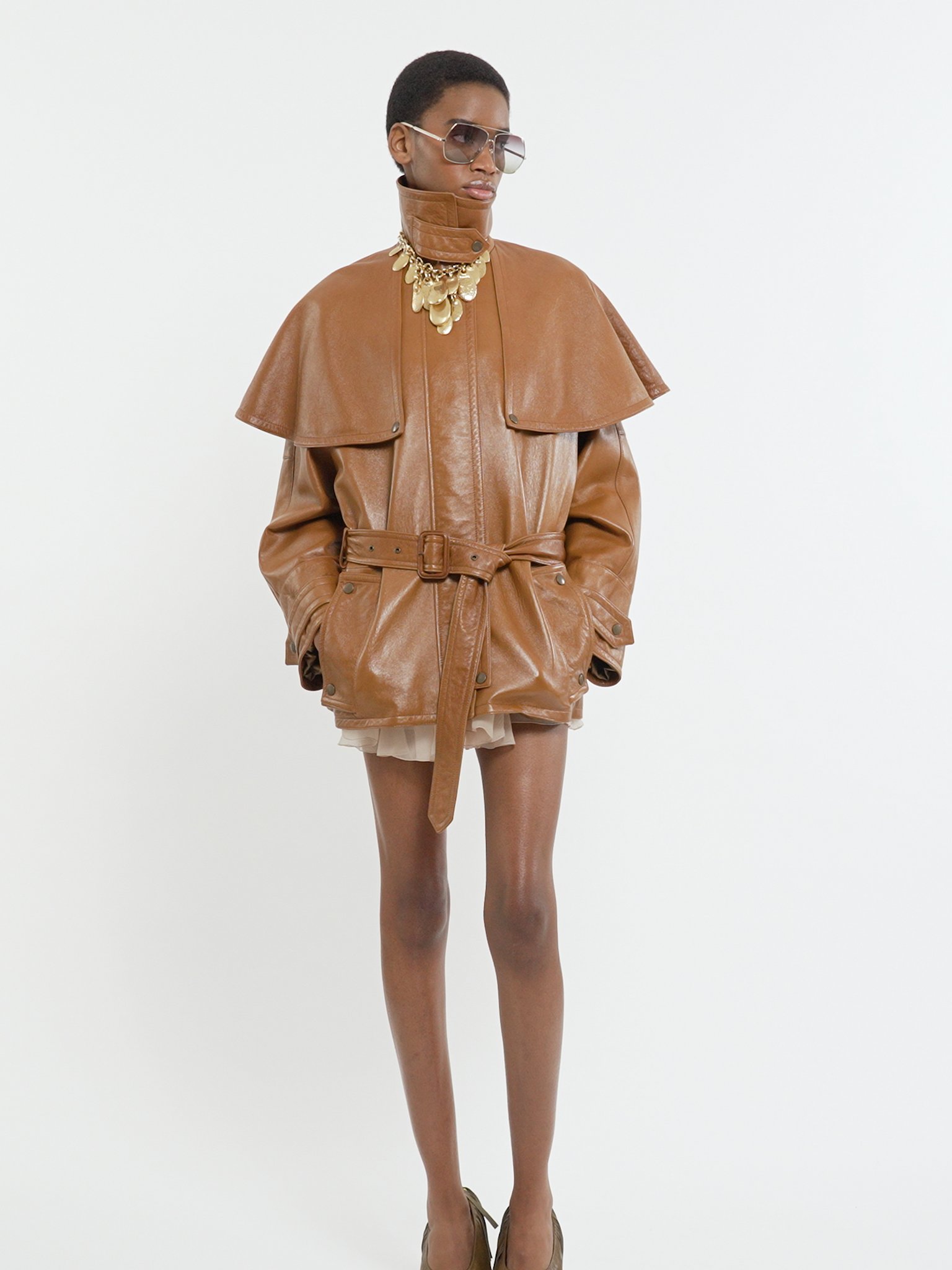 Short cape trench coat in soft glossy leather Soft glossy leather
Ochre Delight [*** acc_altImage_shotV ***]