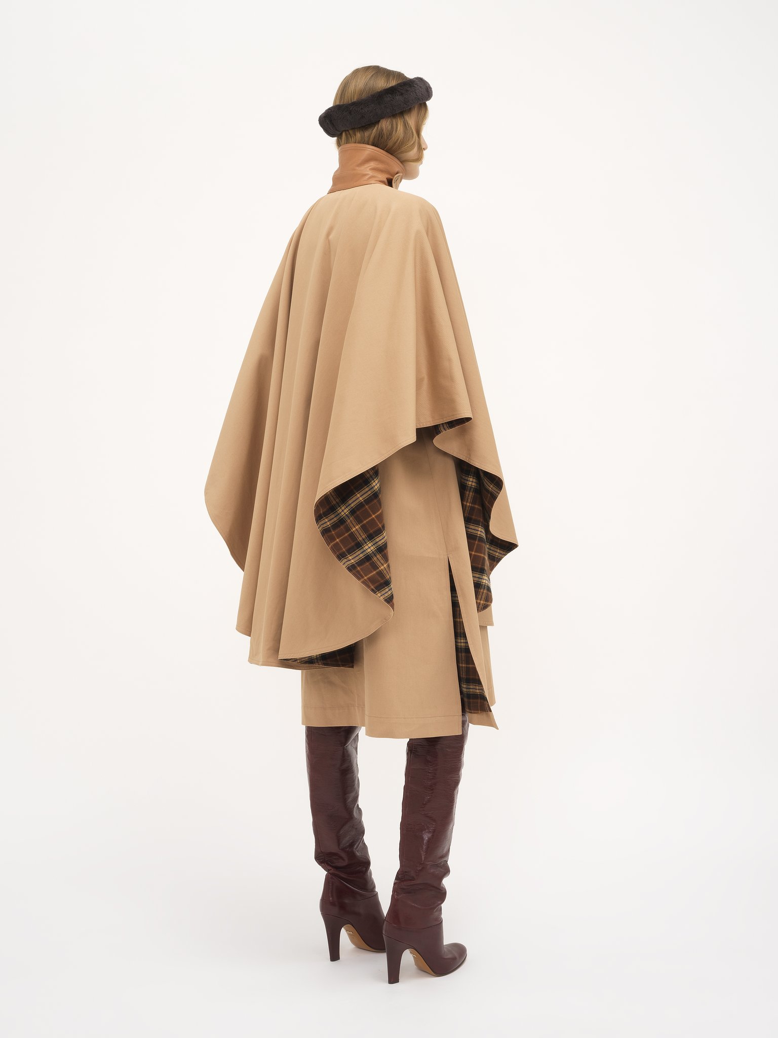 Knee-length cape in organic cotton gabardine Organic cotton gabardine
Cheek Product detail