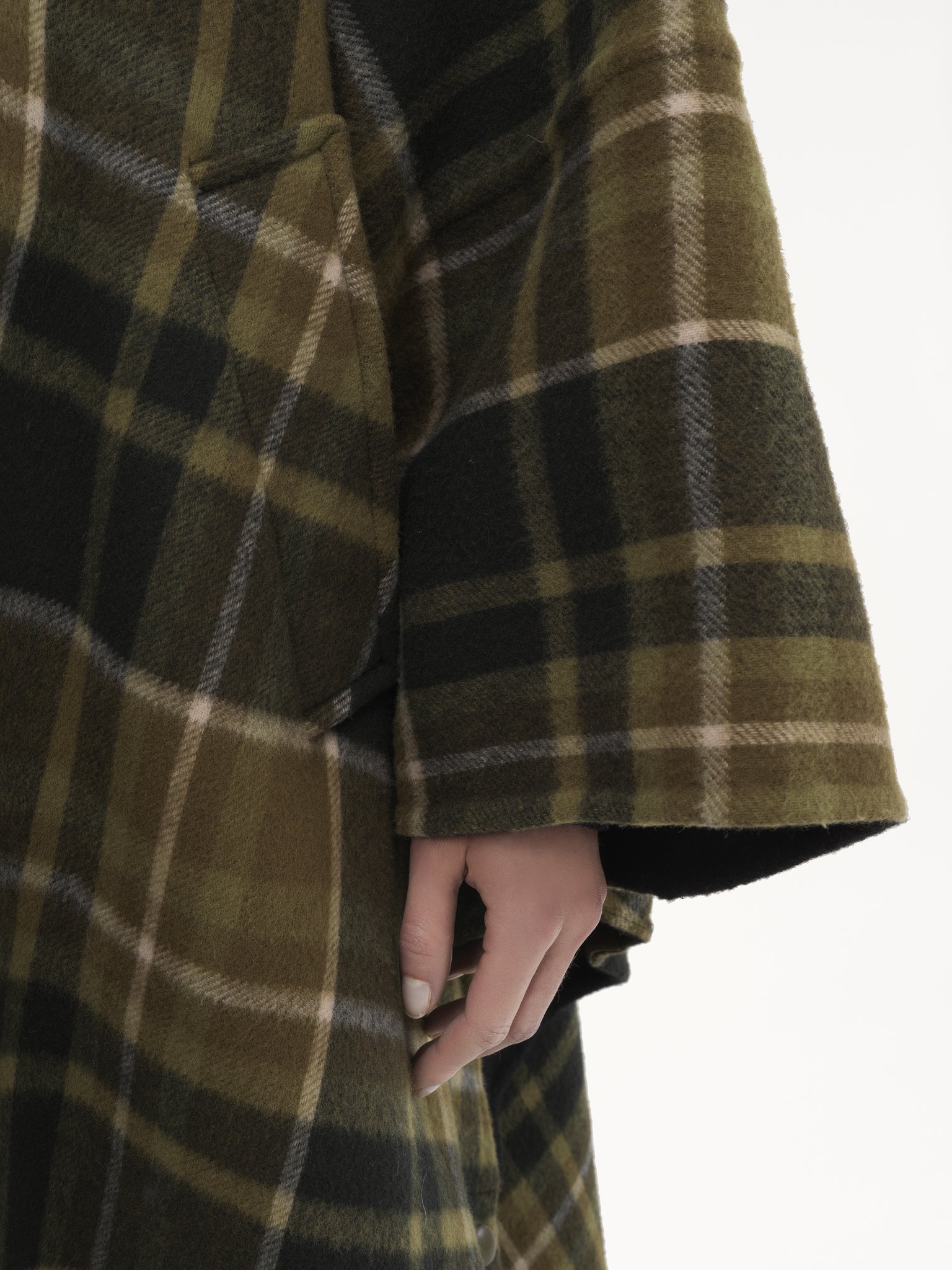 High-neck long coat in double-face wool Lower-impact double-face check wool
Black & Green Front view of the product being worn