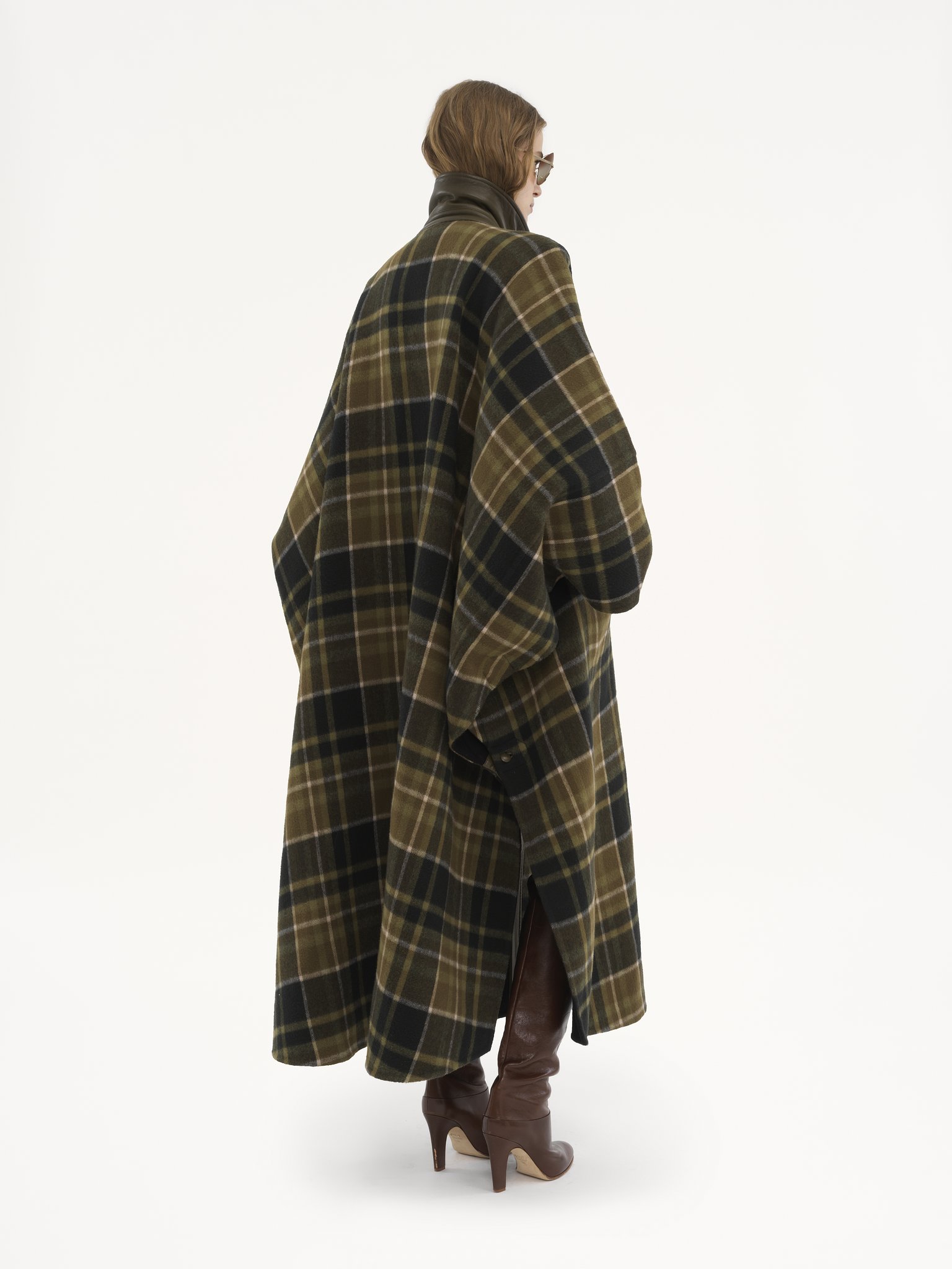 High-neck long coat in double-face wool Lower-impact double-face check wool
Black & Green Product detail