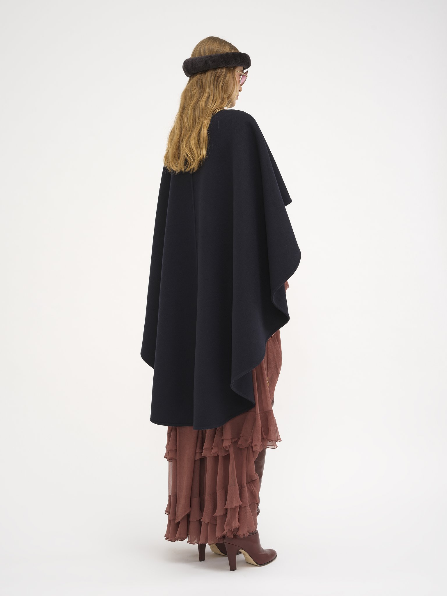 High-low cape in double-face wool Lower-impact double-face wool
Midnight 