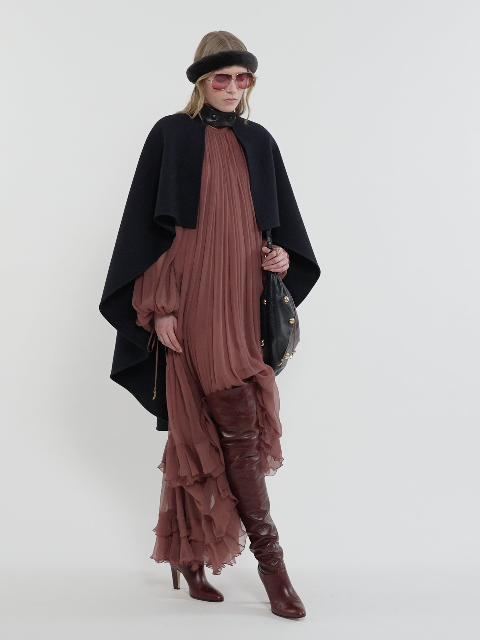 High-low cape in double-face wool Lower-impact double-face wool
Midnight [*** acc_altImage_shotV ***]