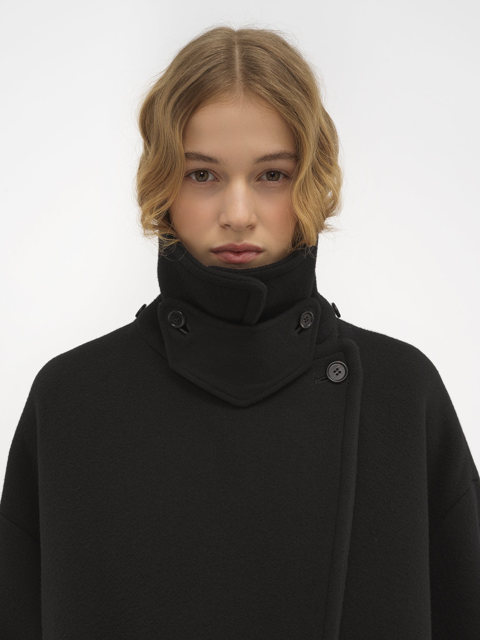 Oversized coat in wool Iconic soft wool
Black Front view of the product being worn