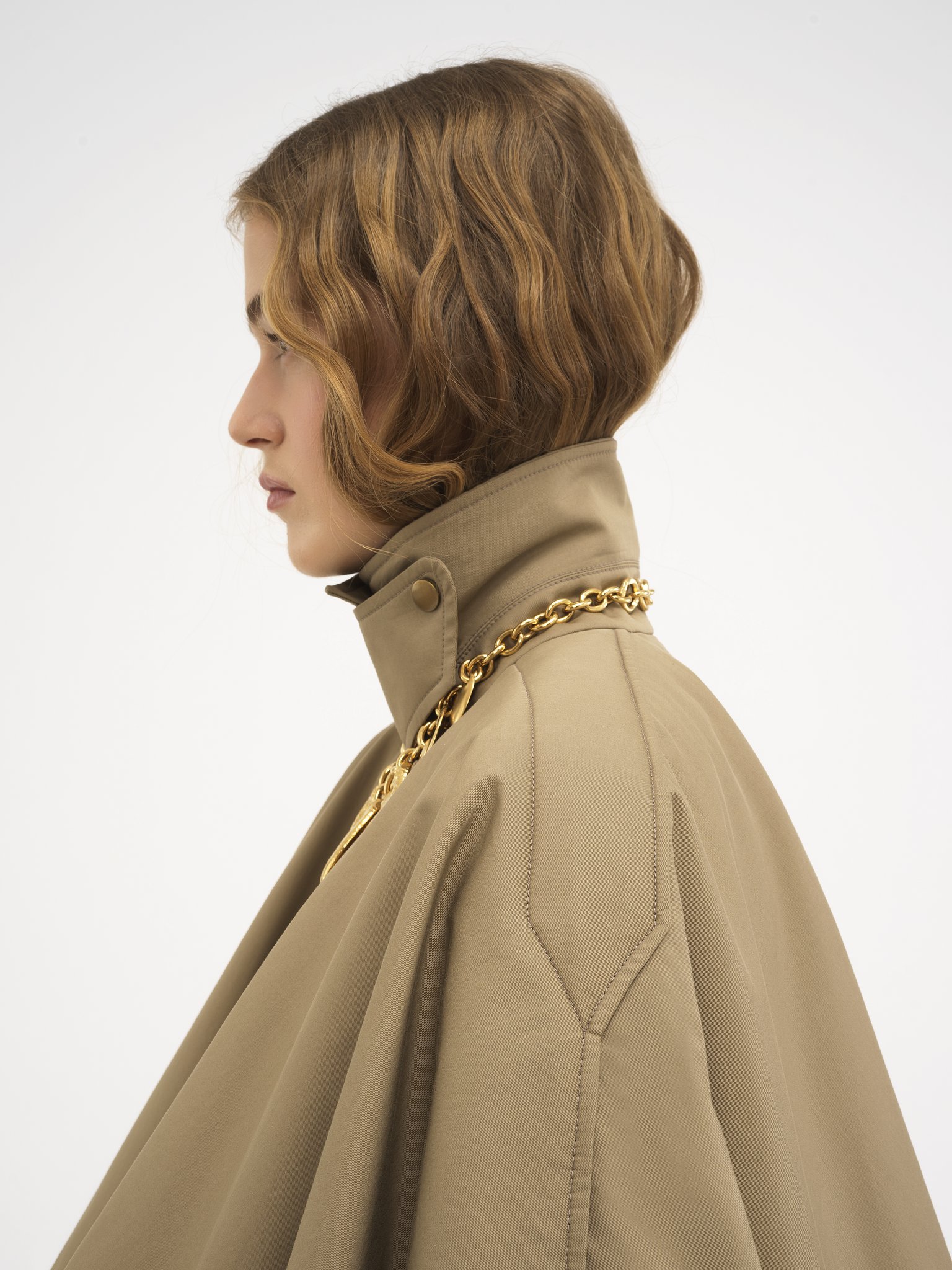 Short quilted cape in cotton gabardine Organic cotton gabardine
Soft Brown 