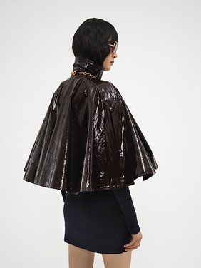 Short cape in lacquered shiny cotton Lacquered shiny cotton
Obscure Brown Top view of the product