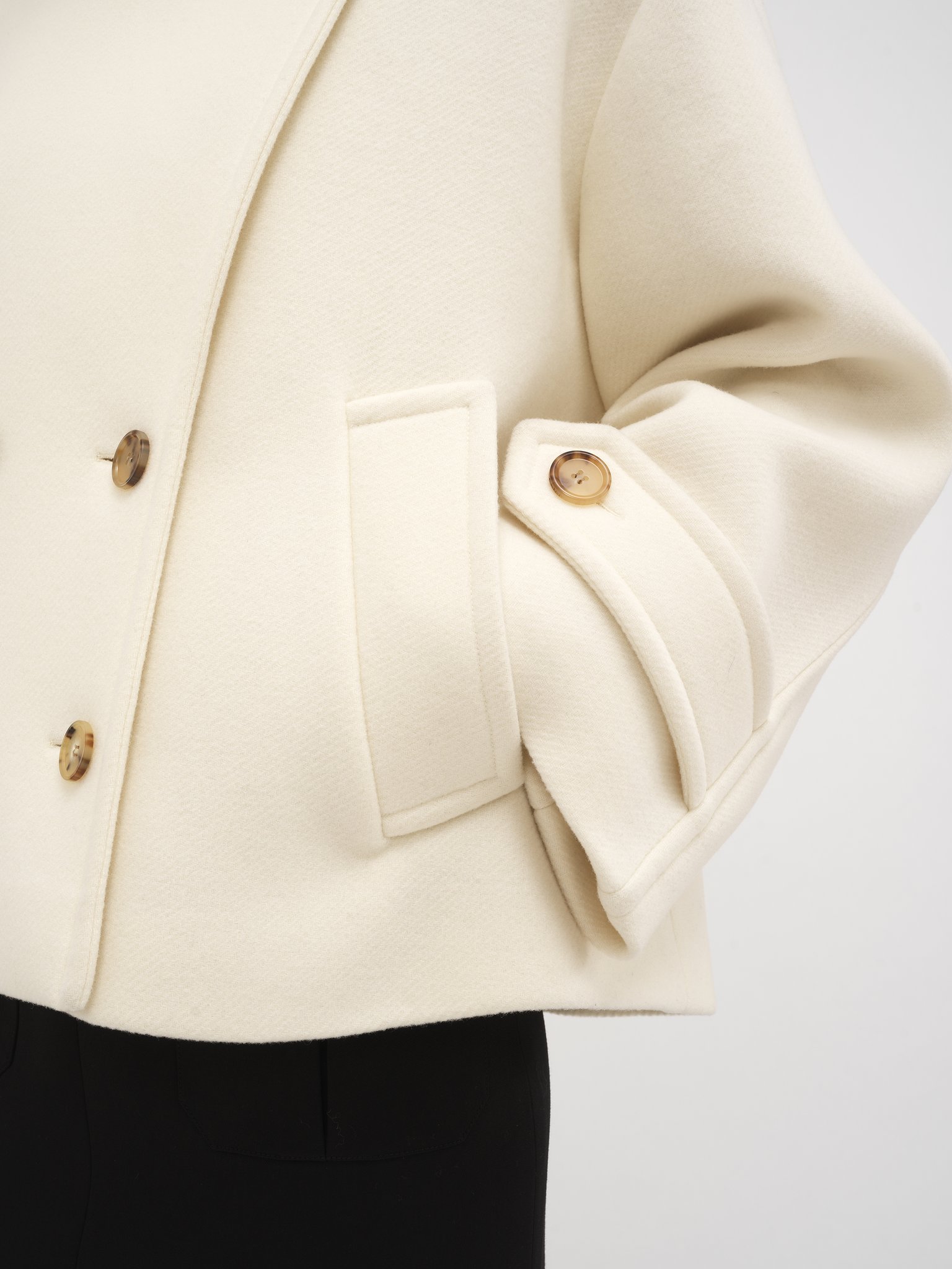 Oversized short coat in wool Iconic soft wool
Eden White Front view of the product being worn