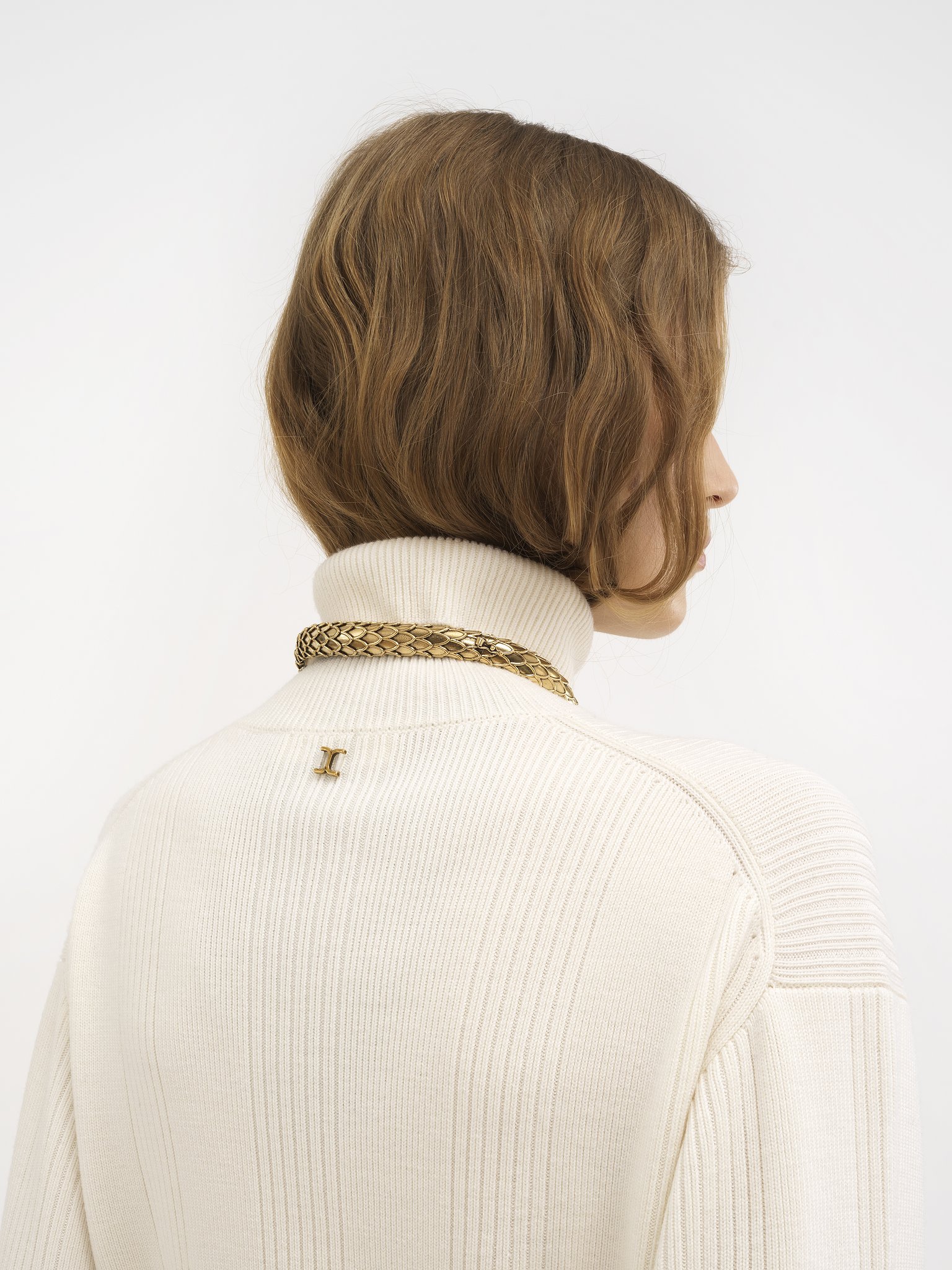 Turtleneck sweater in wool knit Lower-impact multistitch wool knit
Iconic Milk Front view of the product being worn