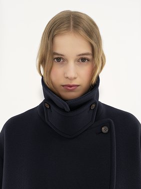 Oversized short coat in wool Iconic soft wool
Iconic Navy Front view of the product being worn