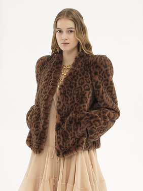 Boxy jacket in faux fur Recycled leopard faux fur
Caramello Product detail