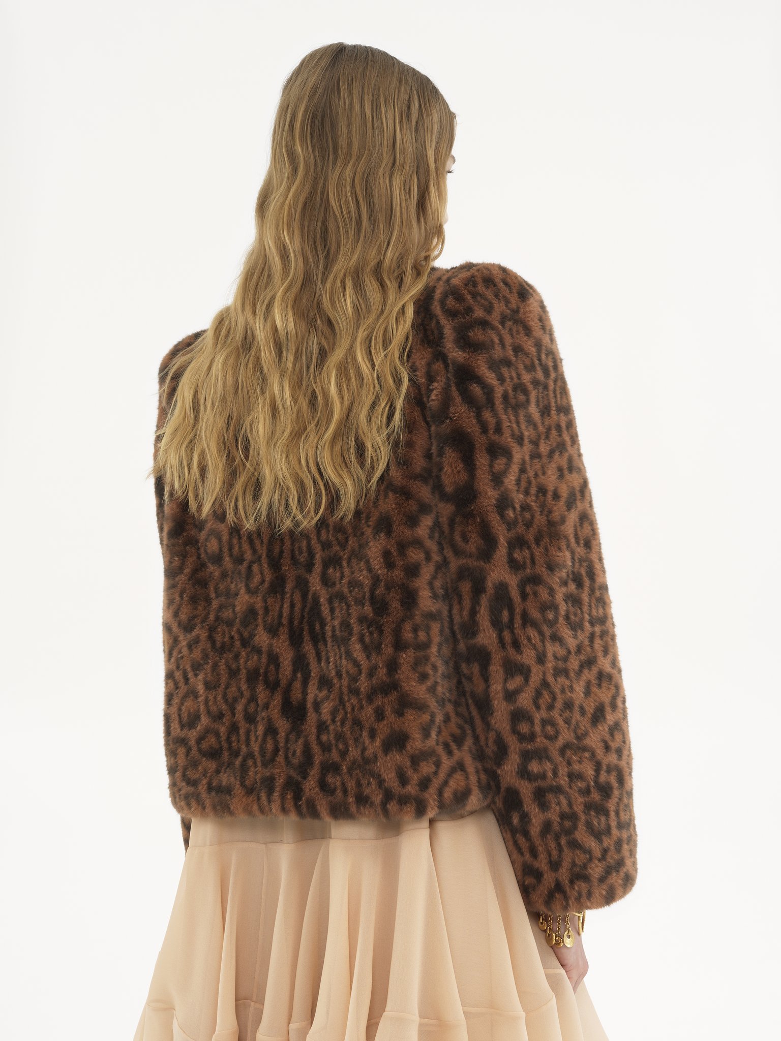 Boxy jacket in faux fur Recycled leopard faux fur
Caramello Top view of the product